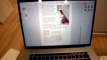 Неуклюжая сучка застряла в машинке, за что получила хуй и кремпай в киску