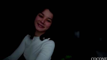 Худенькая малышка без лишних слов берет в рот член и делает глубокий минет