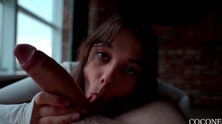 Худенькая малышка без лишних слов берет в рот член и делает глубокий минет