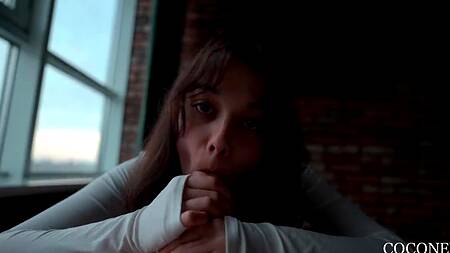 Худенькая малышка без лишних слов берет в рот член и делает глубокий минет