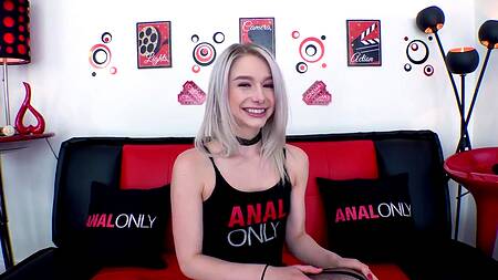 Миниатюрная шлюшка чередует свою глубокую глотку с разработанным очком