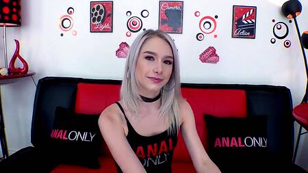 Миниатюрная шлюшка чередует свою глубокую глотку с разработанным очком