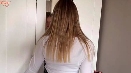 Парень чередует мокрую розовую щель подруги с силиконовой пиздой