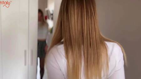 Парень чередует мокрую розовую щель подруги с силиконовой пиздой