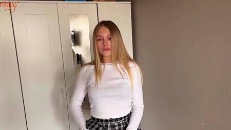 Парень чередует мокрую розовую щель подруги с силиконовой пиздой