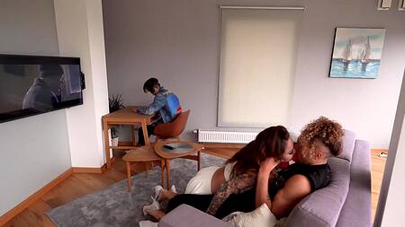 Татуированная краля бесстыдно ебется с любовником у бойфренда за спиной