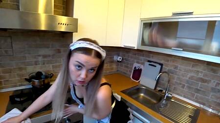 Вульгарную горничную выебали на рабочем месте в горло и киску за непослушание