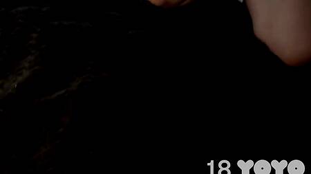 18-летняя малышка дико кайфует из-за большого хуя в ее очень тугой попке