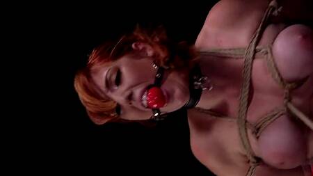 Рыжая Lauren Phillips согласилась на БДСМ порку ее большой и сочной жопы