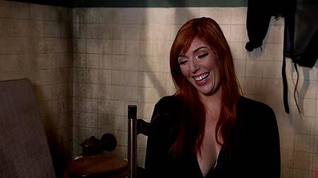 Рыжая Lauren Phillips согласилась на БДСМ порку ее большой и сочной жопы