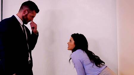 Последовал примеру и тоже выебал грудастую ассистентку с волосатой пиздой на рабочем месте