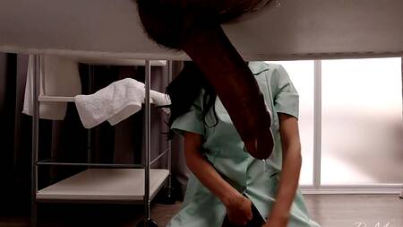 Массажистка в чулках помимо дрочки предлагает предлагает клиенту пизду