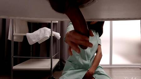 Массажистка в чулках помимо дрочки предлагает предлагает клиенту пизду