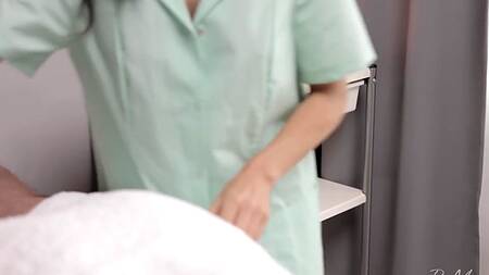 Массажистка в чулках помимо дрочки предлагает предлагает клиенту пизду