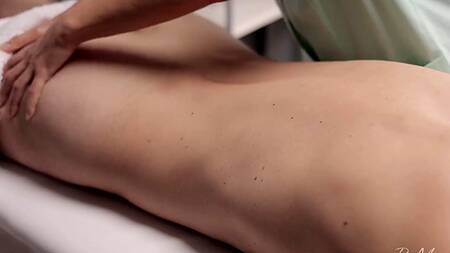 Массажистка в чулках помимо дрочки предлагает предлагает клиенту пизду