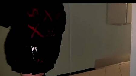 Большой красивый член перед которым не устояла юная русская шлюшка