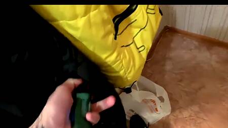 Большой красивый член перед которым не устояла юная русская шлюшка