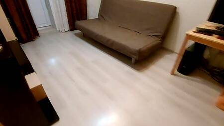 Грубо и властно шлепает малышку по заднице, а затем насаживает на член ее узкую киску