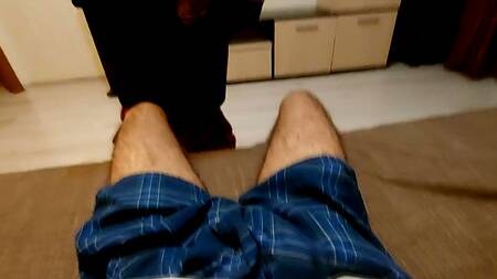 Грубо и властно шлепает малышку по заднице, а затем насаживает на член ее узкую киску