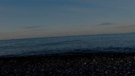 Кудрявая телочка угостила гостя сочным минетом, хотя обещала горячий кофе