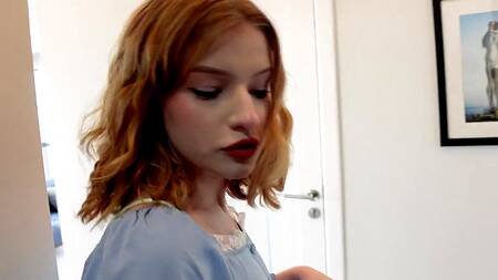 Кудрявая телочка угостила гостя сочным минетом, хотя обещала горячий кофе