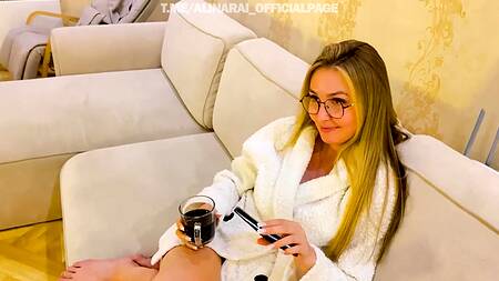 Сынок делает строгой русской мамке кунилингус, только бы милфа дала ему машину