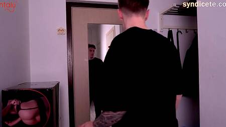 Развратная курьерша устроила перерыв и трахается с клиентом и его новой силиконовой куклой