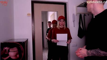 Развратная курьерша устроила перерыв и трахается с клиентом и его новой силиконовой куклой