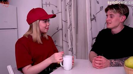 Развратная курьерша устроила перерыв и трахается с клиентом и его новой силиконовой куклой