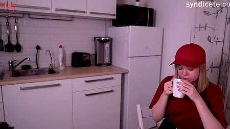 Развратная курьерша устроила перерыв и трахается с клиентом и его новой силиконовой куклой