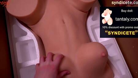 Развратная курьерша устроила перерыв и трахается с клиентом и его новой силиконовой куклой
