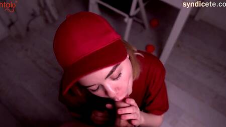 Развратная курьерша устроила перерыв и трахается с клиентом и его новой силиконовой куклой