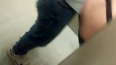 По быстрому засадил в пизду длинноногой телке в лифте и выебал раком