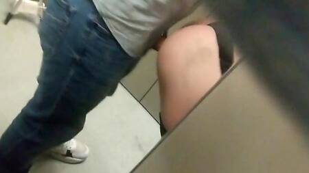 По быстрому засадил в пизду длинноногой телке в лифте и выебал раком