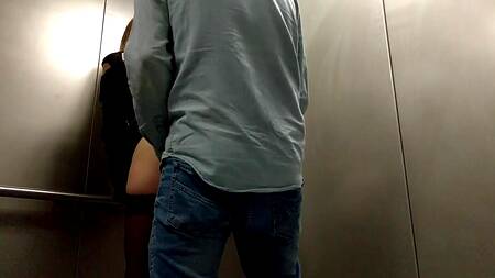 По быстрому засадил в пизду длинноногой телке в лифте и выебал раком