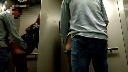 По быстрому засадил в пизду длинноногой телке в лифте и выебал раком