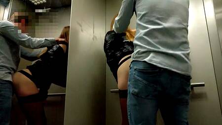 По быстрому засадил в пизду длинноногой телке в лифте и выебал раком