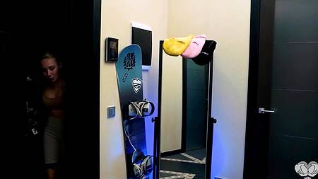 Две мокрые киски русских малышек вылизаны и отдрочены до оргазма в позе ножницы