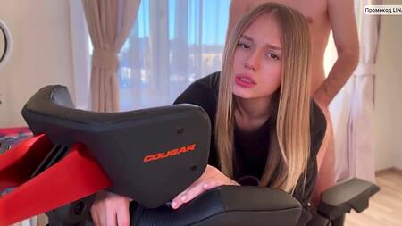 Миниатюрная красотка раком получает крепкий хер в нежную киску, отрабатывая подарок