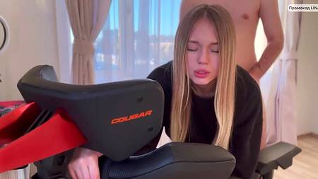 Миниатюрная красотка раком получает крепкий хер в нежную киску, отрабатывая подарок