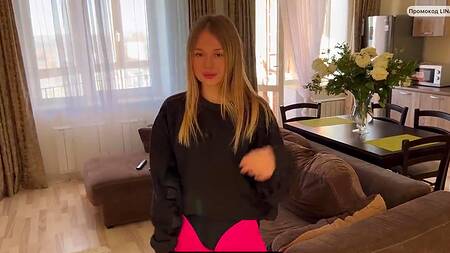 Миниатюрная красотка раком получает крепкий хер в нежную киску, отрабатывая подарок