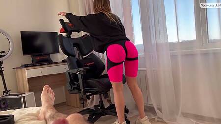 Миниатюрная красотка раком получает крепкий хер в нежную киску, отрабатывая подарок