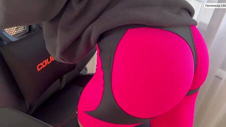 Миниатюрная красотка раком получает крепкий хер в нежную киску, отрабатывая подарок