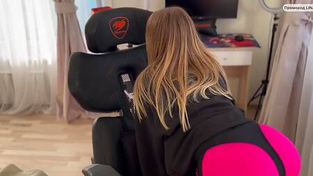 Миниатюрная красотка раком получает крепкий хер в нежную киску, отрабатывая подарок