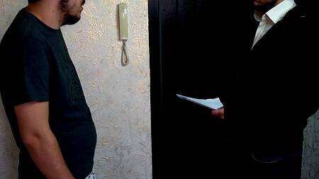 Шлюшка с глубокой глоткой спасает бойфренда от армии и делает жесткий отсос