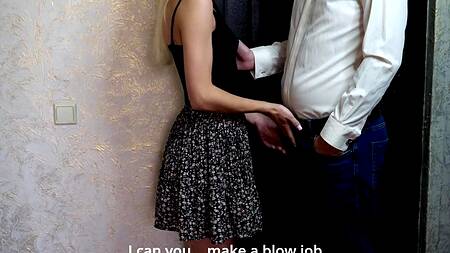 Шлюшка с глубокой глоткой спасает бойфренда от армии и делает жесткий отсос