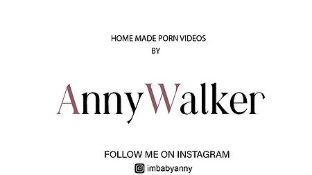 Навязчивый парень со стояком мешает грудастой девушке говорить по телефону