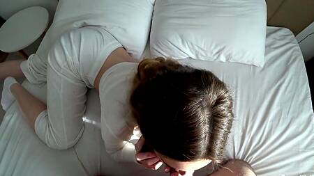 Навязчивый парень со стояком мешает грудастой девушке говорить по телефону