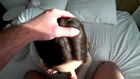 Навязчивый парень со стояком мешает грудастой девушке говорить по телефону