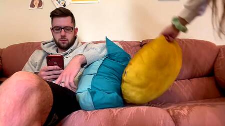 Поймал на горячем сучку с большими обвисшими сиськами и быстренько оттрахал в мокрую пизду